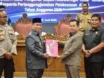 Kotim Bupati Kotim, H Halikinnor (dua dari kiri), menyerahkan Raperda tentang Pertanggungjawaban Pelaksanaan APBD Tahun Anggaran 2025 kepada Ketua DPRD Kotim, Rimbun, dalam Rapat Paripurna di Sampit, Senin (22/6).