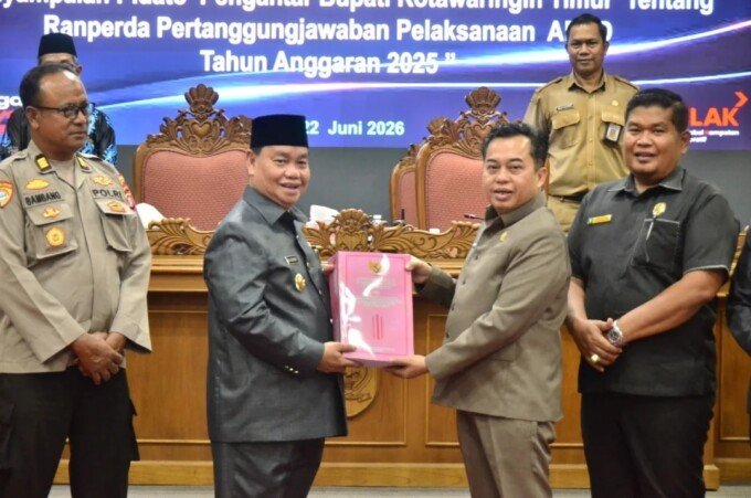 Kotim Bupati Kotim, H Halikinnor (dua dari kiri), menyerahkan Raperda tentang Pertanggungjawaban Pelaksanaan APBD Tahun Anggaran 2025 kepada Ketua DPRD Kotim, Rimbun, dalam Rapat Paripurna di Sampit, Senin (22/6).