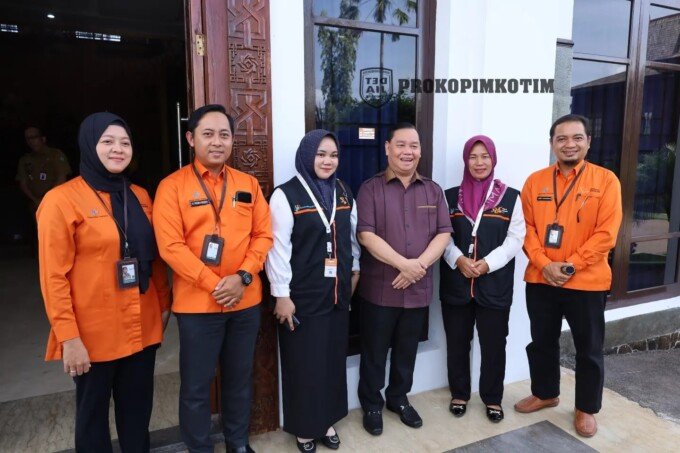 Bupati Kotawaringin Timur (Kotim), H Halikinnor, menerima kunjungan tim petugas BPS Kotim untuk didata sebagai responden Sensus Ekonomi 2026, di Rumah Jabatan Bupati, Selasa (23/6).