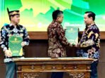 Kotim Bupati Kabupaten Kotim H.Halikinnor saat menerima laporan hasil pemeriksaan keuangan tahun 2025 dengan opini WTP dari Kepala BPK RI Perwakilan Kalteng, Dodik Achmad Akbar di Palangka Raya, Jumat (29/5).
