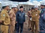 Bupati Kotawaringin Timur (Kotim), H. Halikinnor (tengah), bersama Pj Sekda Umar Kaderi dan Kepala Dinas Sosial Hawianan, m meninjau progres pembangunan Sekolah Rakyat di kawasan Wengga Metropolitan, Senin (22/6).