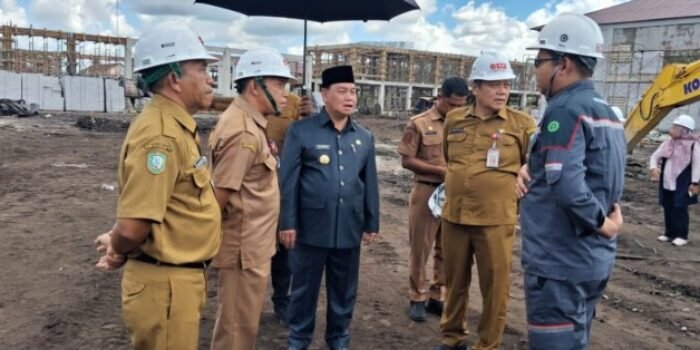 Bupati Kotawaringin Timur (Kotim), H. Halikinnor (tengah), bersama Pj Sekda Umar Kaderi dan Kepala Dinas Sosial Hawianan, m meninjau progres pembangunan Sekolah Rakyat di kawasan Wengga Metropolitan, Senin (22/6).