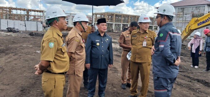 Bupati Kotawaringin Timur (Kotim), H. Halikinnor (tengah), bersama Pj Sekda Umar Kaderi dan Kepala Dinas Sosial Hawianan, m meninjau progres pembangunan Sekolah Rakyat di kawasan Wengga Metropolitan, Senin (22/6).
