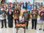 Bupati Kotawaringin Timur (Kotim), H Halikinnor (tiga dari kanan), menekan tombol virtual sebagai tanda diresmikannya aplikasi Si-Penyang, di Aula Rumah Jabatan Bupati setempat, Jumat (26/6).