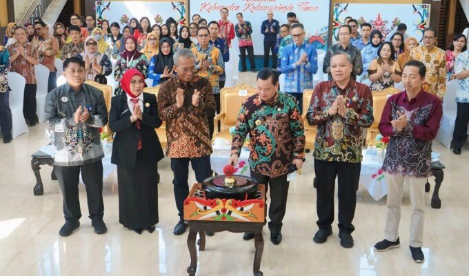 Bupati Kotawaringin Timur (Kotim), H Halikinnor (tiga dari kanan), menekan tombol virtual sebagai tanda diresmikannya aplikasi Si-Penyang, di Aula Rumah Jabatan Bupati setempat, Jumat (26/6).