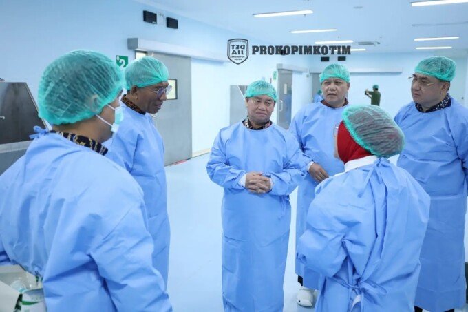 Bupati Kotawaringin Timur (Kotim), H Halikinnor (tengah) meninjau langsung pelaksanaan tindakan intervensi medis perdana, di Ruang Cath Lab RSUD dr Murjani Sampit, Jumat (26/6).