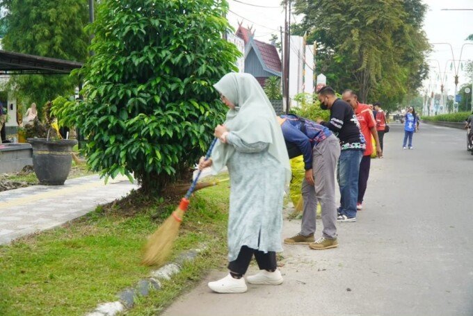 Wakil Bupati Kotawaringin Timur (Kotim), Irawati, memimpin langsung aksi gotong royong massal memperingati Hari Lingkungan Hidup Sedunia 2026 di Sampit, Sabtu (6/6).