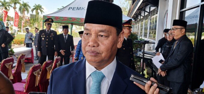 Kotim Bupati Kotim, H. ¬Halikinnor, saat memberikan keterangan pers kepada awak media di Sampit, belum lama ini.