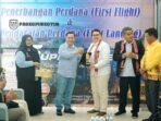 Bupati Kotim, H. Halikinnor (dua dari kiri), menerima cenderamata dari pimpinan maskapai Super Air Jet, pada momen pendaratan perdana pesawat Airbus A320 di Bandara Haji Asan Sampit, Jumat (12/6).