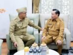 Kotim Bupati Kotim, H Halikinnor (kanan), dan Wali Kota Bandung, Muhammad Farhan, berbincang hangat dalam pertemuan di Kantor Wali Kota Bandung, Senin (15/6).