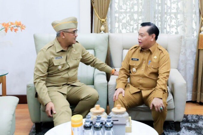 Kotim Bupati Kotim, H Halikinnor (kanan), dan Wali Kota Bandung, Muhammad Farhan, berbincang hangat dalam pertemuan di Kantor Wali Kota Bandung, Senin (15/6).