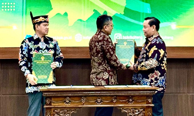 Kotim Bupati Kabupaten Kotim H.Halikinnor saat menerima laporan hasil pemeriksaan keuangan tahun 2025 dengan opini WTP dari Kepala BPK RI Perwakilan Kalteng, Dodik Achmad Akbar di Palangka Raya, Jumat (29/5).