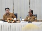 Bupati Lamandau, Rizky Aditya Putra (kiri), didampingi Wakil Bupati, Abdul Hamid memimpin rapat pembentukan panitia Hari Jadi ke-24 Kabupaten Lamandau dan HUT ke-81 RI, di Aula Setda setempat, Selasa (26/5).