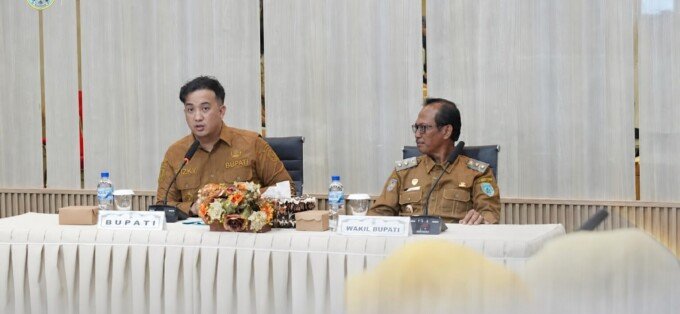 Bupati Lamandau, Rizky Aditya Putra (kiri), didampingi Wakil Bupati, Abdul Hamid memimpin rapat pembentukan panitia Hari Jadi ke-24 Kabupaten Lamandau dan HUT ke-81 RI, di Aula Setda setempat, Selasa (26/5).
