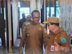 Lamandau Ketua PMI Kabupaten Lamandau, Abdul Hamid (kiri) meninjau sejumlah bangunan yang diproyeksikan menjadi markas permanen PMI di Nanga Bulik, belum lama ini.
