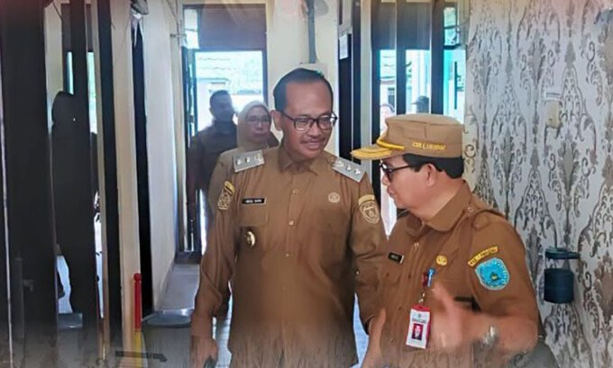 Lamandau Ketua PMI Kabupaten Lamandau, Abdul Hamid (kiri) meninjau sejumlah bangunan yang diproyeksikan menjadi markas permanen PMI di Nanga Bulik, belum lama ini.