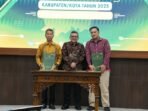 Bupati ¬Lamandau, ¬Rizky Aditya¬ Putra ¬(paling kanan) ¬menerima dokumen opini WTP dari Kepala BPK RI Perwakilan Kalteng, Dodik Achmad Akbar, di Aula BPK RI Palangka Raya, Jumat (29/5).