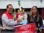 Wakil Bupati (Wabup) Lamandau, Abdul Hamid (kiri) menutup secara resmi perhelatan Turnamen Batu Kotam Cup I di Lapangan Sepak Bola Desa Batu Kotam, Minggu (28/6).