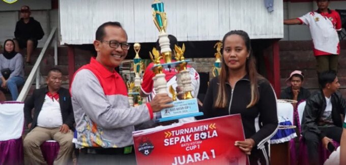Wakil Bupati (Wabup) Lamandau, Abdul Hamid (kiri) menutup secara resmi perhelatan Turnamen Batu Kotam Cup I di Lapangan Sepak Bola Desa Batu Kotam, Minggu (28/6).