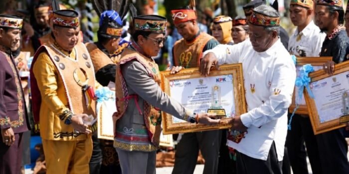 Lamandau Bupati Lamandau, Rizky Aditya Putra (kiri), saat menyaksikan penyerahan penghargaan kepada Kepala Desa Beruta pada puncak peringatan Hari Jadi ke-69 Kalteng di Palangka Raya, Sabtu (23/5).