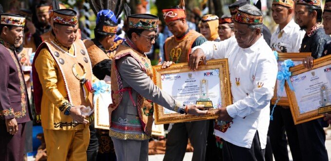 Bupati Lamandau, Rizky Aditya Putra (kiri), saat menyaksikan penyerahan penghargaan kepada Kepala Desa Beruta pada puncak peringatan Hari Jadi ke-69 Kalteng di Palangka Raya, Sabtu (23/5).