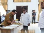Asisten Perekonomian, Pembangunan, dan SDA Setda Lamandau, Meigo Basel (kiri) menghadiri pengukuhan Organda Kabupaten Lamandau, di Aula Bapperida setempat, Senin (8/6).