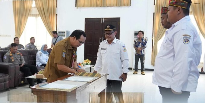 Asisten Perekonomian, Pembangunan, dan SDA Setda Lamandau, Meigo Basel (kiri) menghadiri pengukuhan Organda Kabupaten Lamandau, di Aula Bapperida setempat, Senin (8/6).