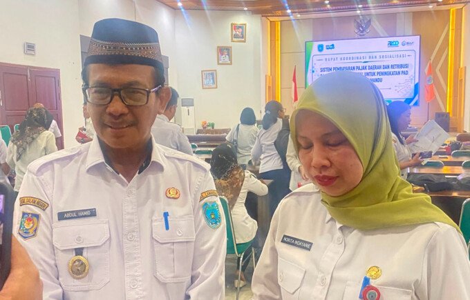 Wakil Bupati Lamandau, Abdul Hamid, didampingi Kepala BPKPD Lamandau, Norita Indayanie, memberikan keterangan kepada awak media terkait optimalisasi PAD, belum lama ini.