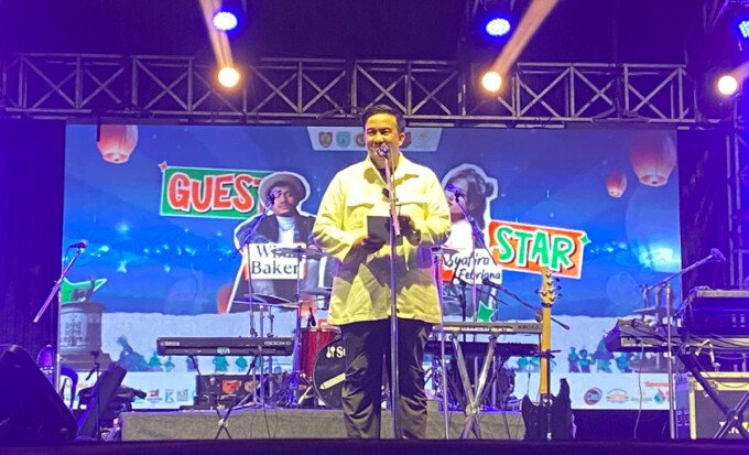 Bupati Lamandau, Rizky Aditya Putra, menutup kegiatan Sumber Mulya Fest Vol. 4 di Lapangan Sepak Bola Desa Sumber Mulya, Sabtu (13/6).