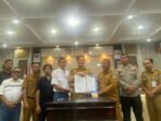 Lamandau Bupati Lamandau, Rizky Aditya Putra (empat dari kanan), memimpin rapat penyelesaian konflik agraria antara warga Desa Batu Kotam dengan pihak perusahaan di Aula Sekretariat Daerah setempat, Senin (15/6).
