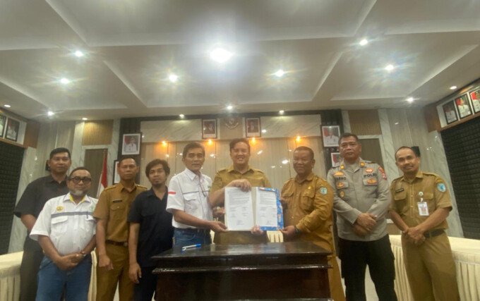 Bupati Lamandau, Rizky Aditya Putra (empat dari kanan), memimpin rapat penyelesaian konflik agraria antara warga Desa Batu Kotam dengan pihak perusahaan di Aula Sekretariat Daerah setempat, Senin (15/6).