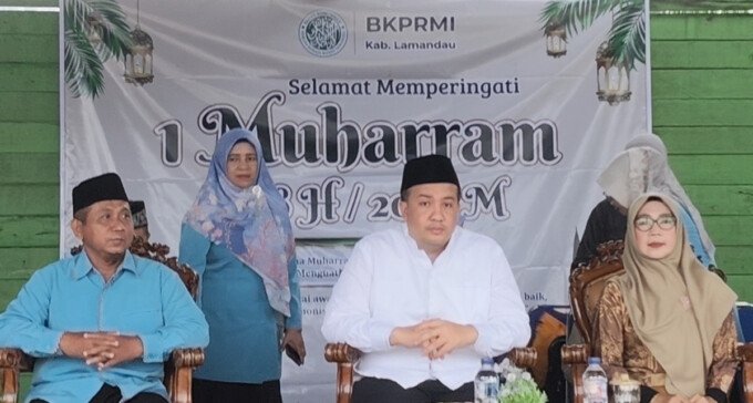 Bupati Lamandau, Rizky Aditya Putra (tengah) mengikuti Pawai Gema Hijriah dalam rangka peringatan 1 Muharam 1448 H di Lapangan Kartawana, Kota Nanga Bulik, Selasa (16/6).
