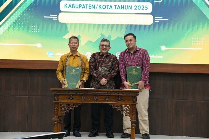 Bupati ¬Lamandau, ¬Rizky Aditya¬ Putra ¬(paling kanan) ¬menerima dokumen opini WTP dari Kepala BPK RI Perwakilan Kalteng, Dodik Achmad Akbar, di Aula BPK RI Palangka Raya, Jumat (29/5).
