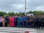 Wali Kota Palangka Raya, Fairid Naparin foto bersama dengan jajaran perangkat daerah setelah mengikuti upacara gabungan peringatan HUT Pemerintah Kota Palangka Raya dan Kota Palangka Raya di halaman kantor Wali Kota Palangka Raya, Rabu (17/6).