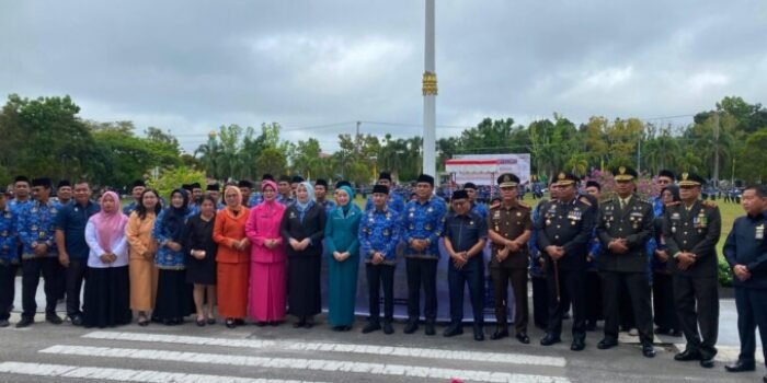 PALANGKA RAYA Wali Kota Palangka Raya, Fairid Naparin foto bersama dengan jajaran perangkat daerah setelah mengikuti upacara gabungan peringatan HUT Pemerintah Kota Palangka Raya dan Kota Palangka Raya di halaman kantor Wali Kota Palangka Raya, Rabu (17/6).