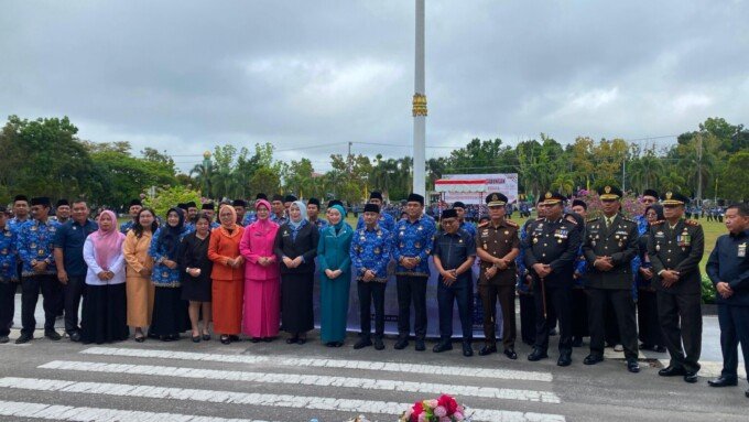 Wali Kota Palangka Raya, Fairid Naparin foto bersama dengan jajaran perangkat daerah setelah mengikuti upacara gabungan peringatan HUT Pemerintah Kota Palangka Raya dan Kota Palangka Raya di halaman kantor Wali Kota Palangka Raya, Rabu (17/6).
