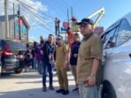 TURUN LAPANGAN: Wali Kota Palangka Raya, Fairid Naparin terjun lapangan melihat proses perapian kabel semrawut di Jalan G Obos, Senin (15/6) lalu.