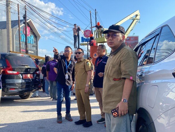TURUN LAPANGAN: Wali Kota Palangka Raya, Fairid Naparin terjun lapangan melihat proses perapian kabel semrawut di Jalan G Obos, Senin (15/6) lalu.