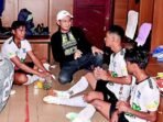PALANGKA RAYA Wali Kota Palangka Raya Fairid Naparin berikan semangat kepada pemain sepak bola muda lokal di Stadion Tuah Pahoe, beberapa waktu lalu.