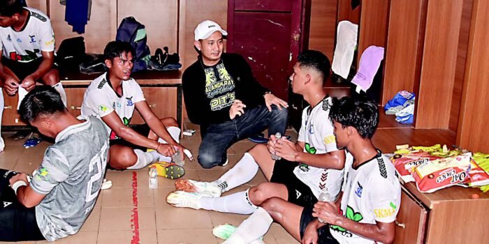 Wali Kota Palangka Raya Fairid Naparin berikan semangat kepada pemain sepak bola muda lokal di Stadion Tuah Pahoe, beberapa waktu lalu.