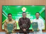 PALANGKA RAYA Wali Kota Palangka Raya, Fairid Naparin menerima LHP terhadap LKPD dari Kepala BPK RI Perwakilan Kalimantan Tengah, Dodik Achmad Akbar di Kantor BPK RI Perwakilan Kalteng, Jumat (29/5).