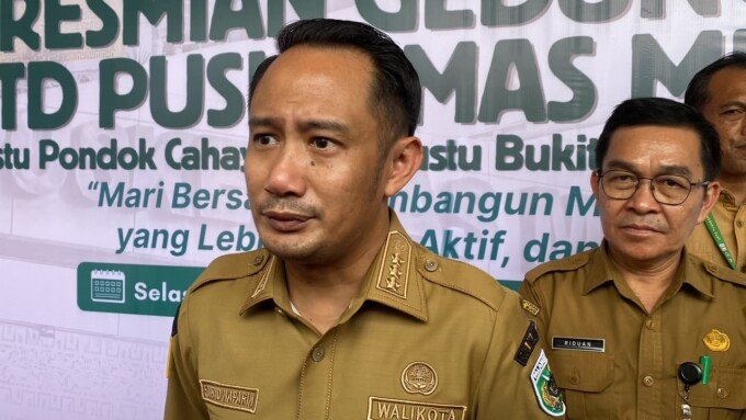 Wali Kota Palangka Raya Fairid Naparin menyampaikan kesiapan pemerintah kota menindaklanjuti laporan terkait kelangkaan dan mahalnya harga gas elpiji 3 kilogram di Kota Palangka Raya, Selasa (23/6).