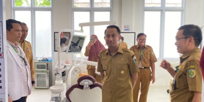Wali Kota Palangka Raya Fairid Naparin saat mengelelilingi puskesmas untuk melihat pelayanan di UPTD Puskesmas Menteng, Selasa (23/6).