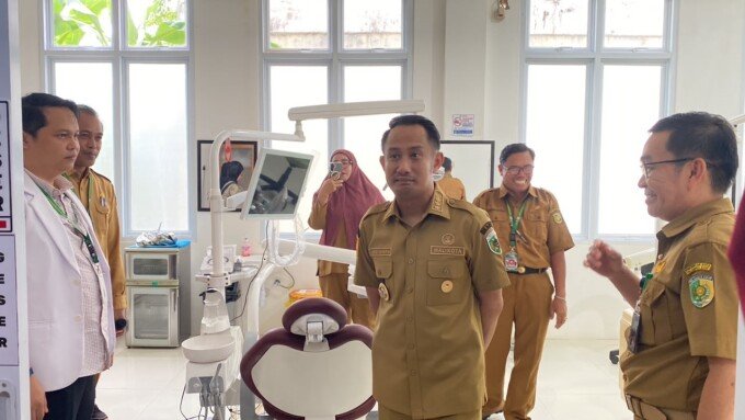 Wali Kota Palangka Raya Fairid Naparin saat mengelelilingi puskesmas untuk melihat pelayanan di UPTD Puskesmas Menteng, Selasa (23/6).
