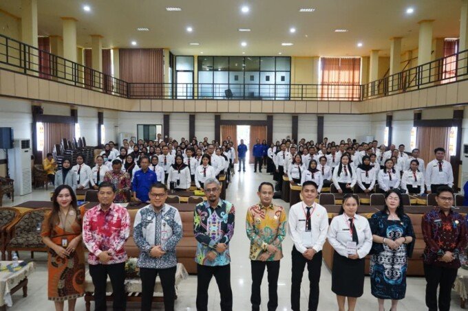 Wali Kota Palangka Raya, Fairid Naparin saat membuka Orientasi Pengenalan Nilai dan Etika Instansi Pemerintah bagi PPPK Guru Angkatan XI, XII, XIII, dan XIV di BPMP Kalteng, Kamis (25/6).