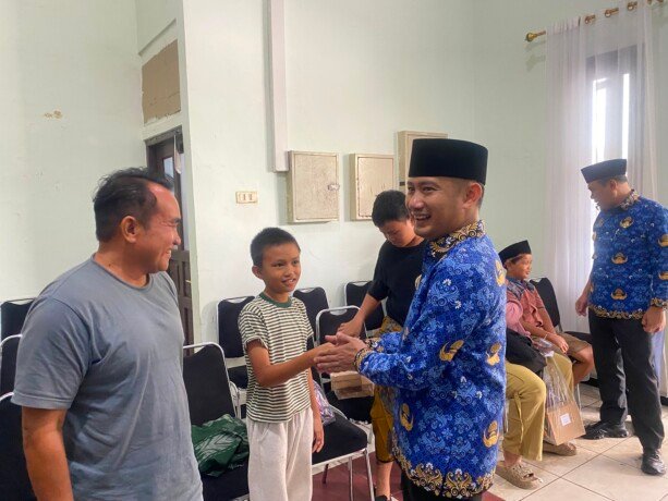 Wali Kota Palangka Raya, Fairid Naparin memberikan perhatian terhadap keluarga resiko stunting.