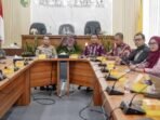 Wali Kota Palangka Raya Fairid Naparin menghadiri Rapat Exit Meeting Calon Percontohan Kabupaten/Kota Antikorupsi Tahun 2026 di Kantor Inspektorat Kota Palangka Raya, Kamis (4/6).