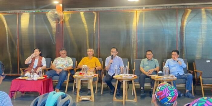 Wali Kota Palangka Raya, Fairid Naparin saat berdiskusi bersama insan pers mengenai pembangunan daerah dan persiapan HUT Kota Palangka Raya di salah satu kafe, Sabtu (13/6).