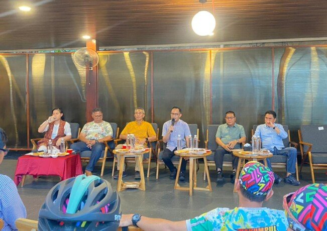 PALANGKA RAYA Wali Kota Palangka Raya, Fairid Naparin saat berdiskusi bersama insan pers mengenai pembangunan daerah dan persiapan HUT Kota Palangka Raya di salah satu kafe, Sabtu (13/6).