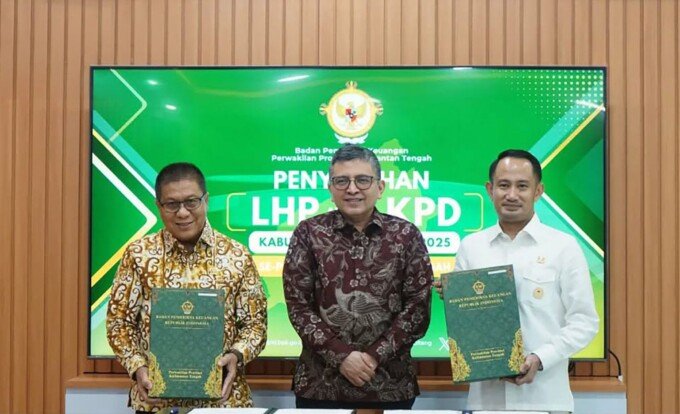 Wali Kota Palangka Raya, Fairid Naparin menerima LHP terhadap LKPD dari Kepala BPK RI Perwakilan Kalimantan Tengah, Dodik Achmad Akbar di Kantor BPK RI Perwakilan Kalteng, Jumat (29/5).